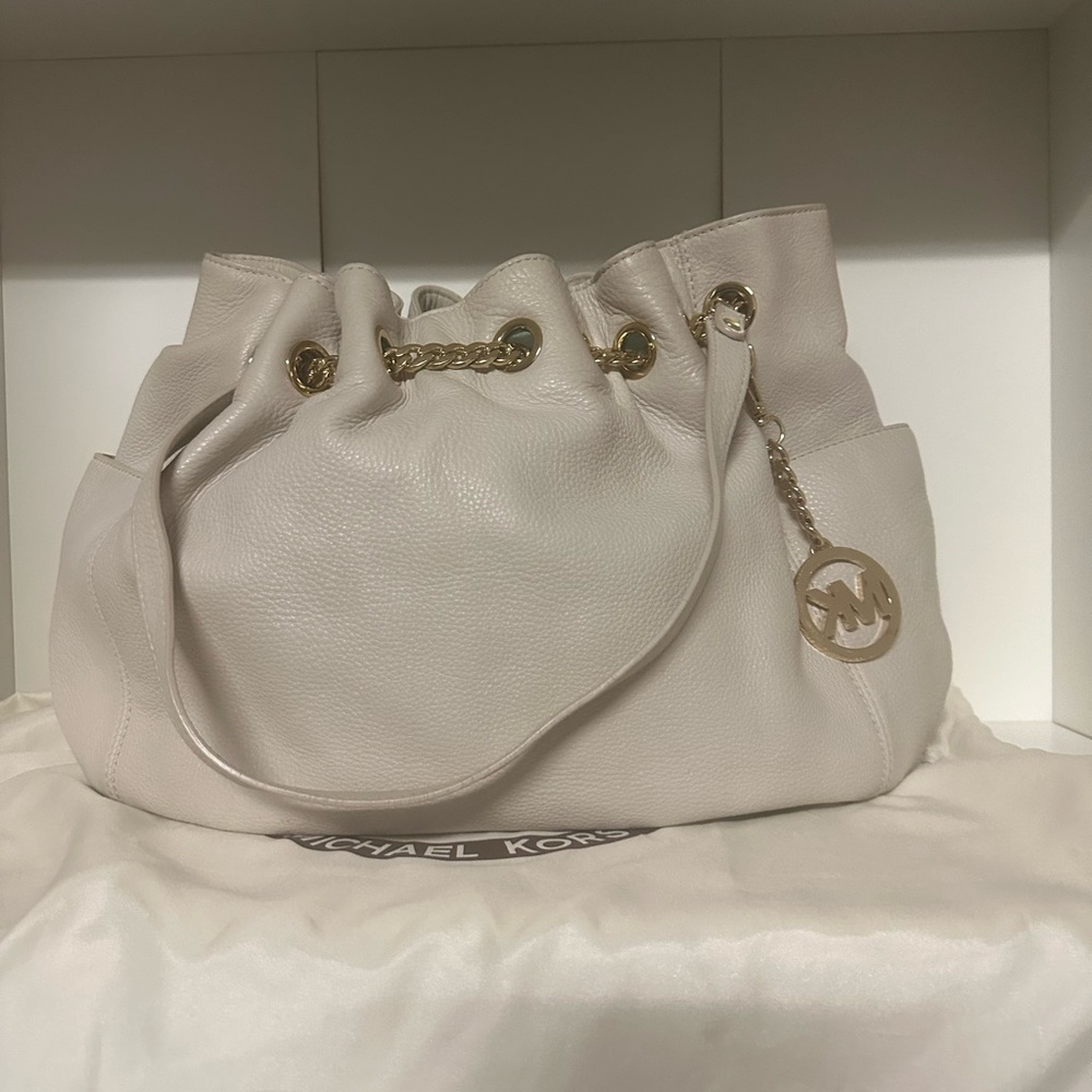 Michael Kors Beautiful leather purse, off white medium.